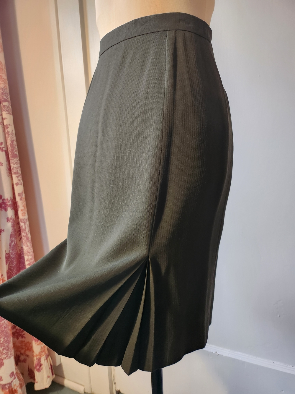 Vintage Wool-Blend Olive Pencil Skirt with Pleated Kick-Backs Sz P8